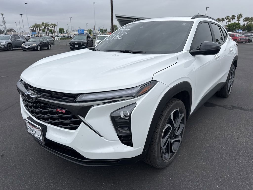 Certified 2025 Chevrolet Trax RS w/ Sunroof Package FWD image 2