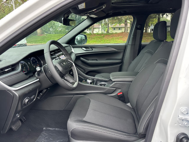 New 2027 Jeep Grand Cherokee Laredo X AWD/4WD image 2