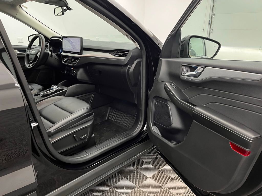 Used 2023 Ford Escape Platinum AWD/4WD image 32