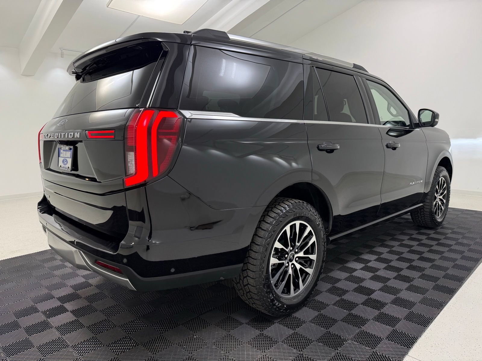 Used 2025 Ford Expedition Platinum AWD/4WD image 9