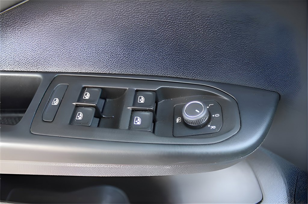 Used 2025 Volkswagen Taos SE image 11