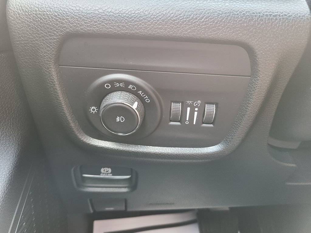 Used 2024 Jeep Grand Cherokee L Limited AWD/4WD image 13
