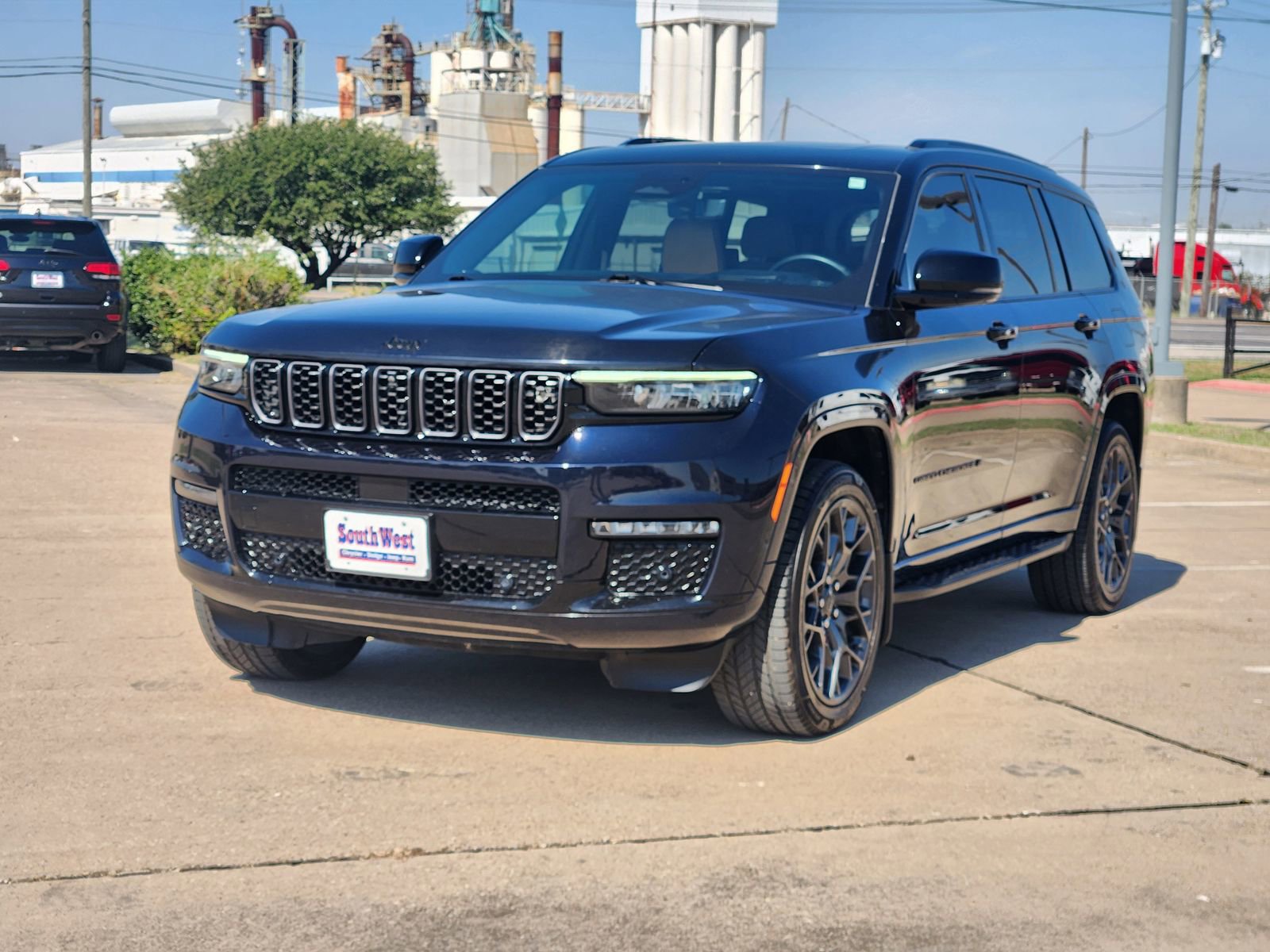 Used 2023 Jeep Grand Cherokee L Summit image 2