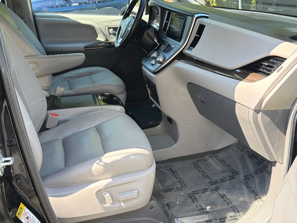 Used 2015 Toyota Sienna XLE Premium FWD image 10