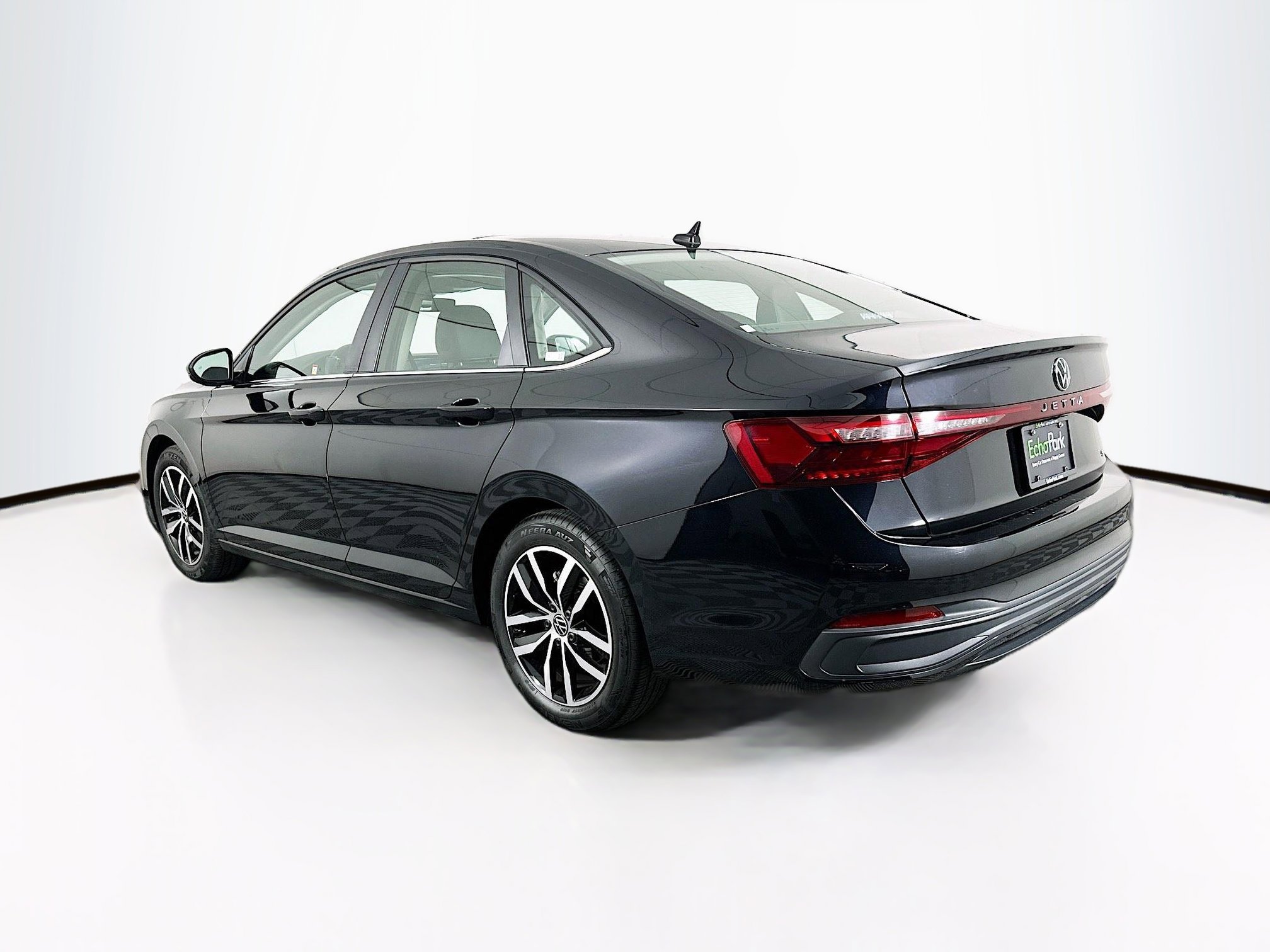 Used 2025 Volkswagen Jetta SE image 5