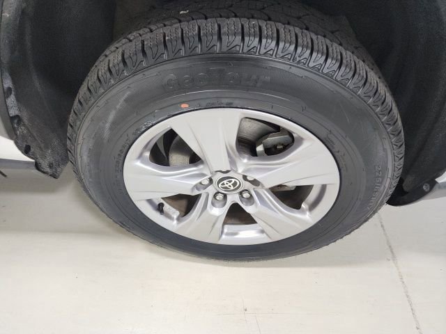 Used 2022 Toyota RAV4 XLE w/ Carpet Mat Package (TMS) image 35