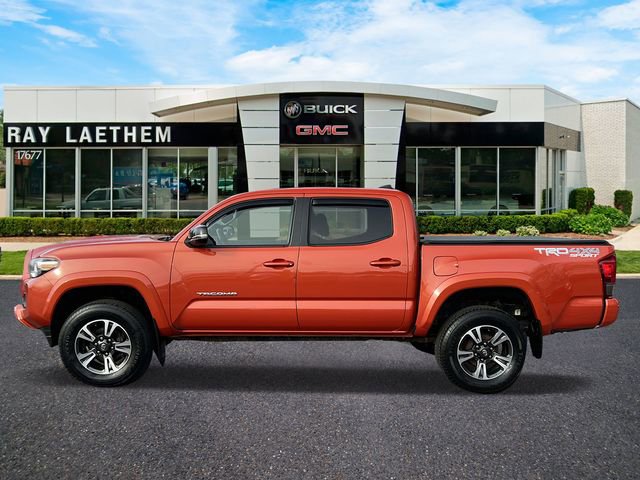 Used 2017 Toyota Tacoma TRD Off-Road image 2