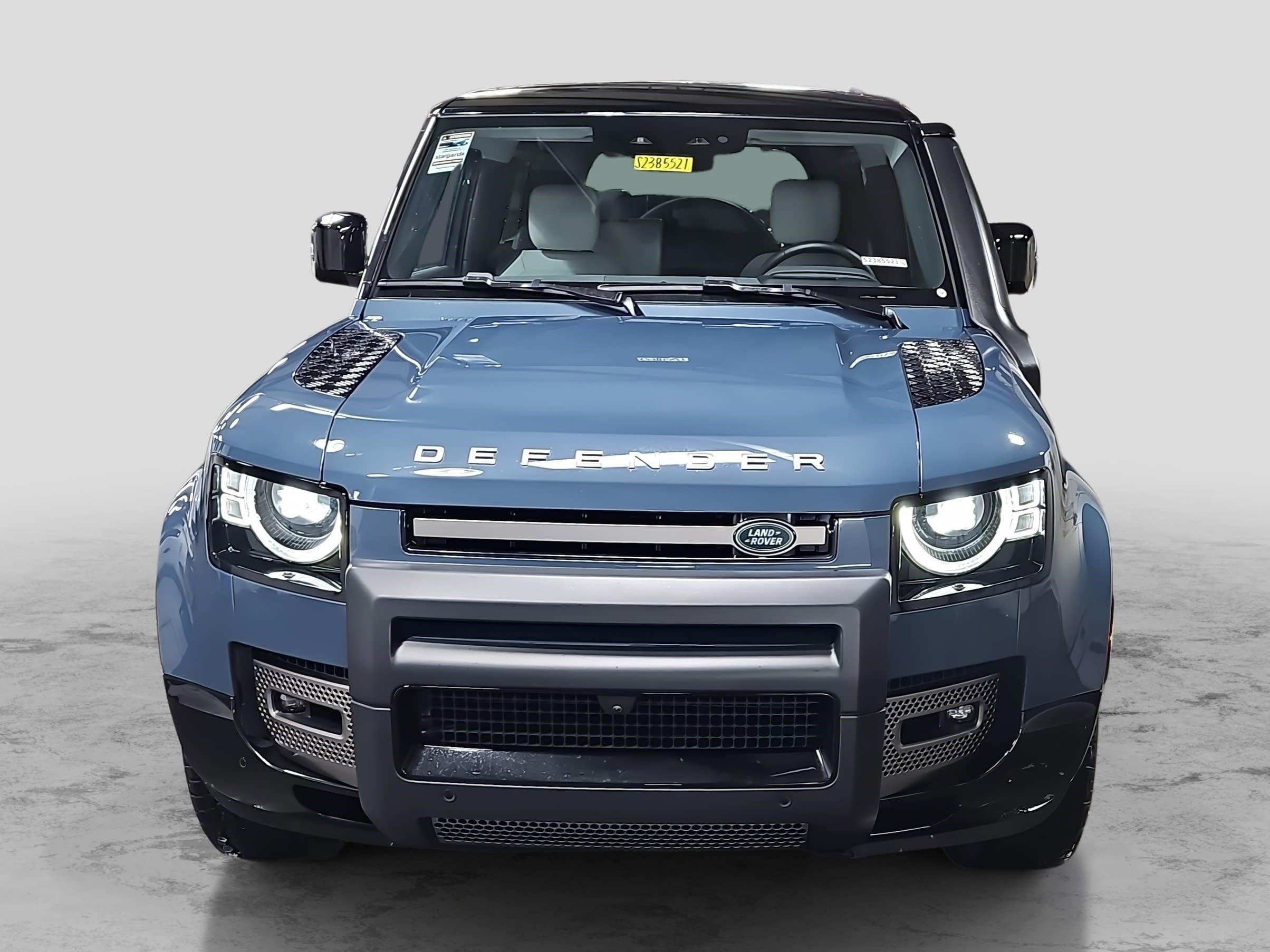 Used 2025 Land Rover Defender 90 X-Dynamic SE image 2