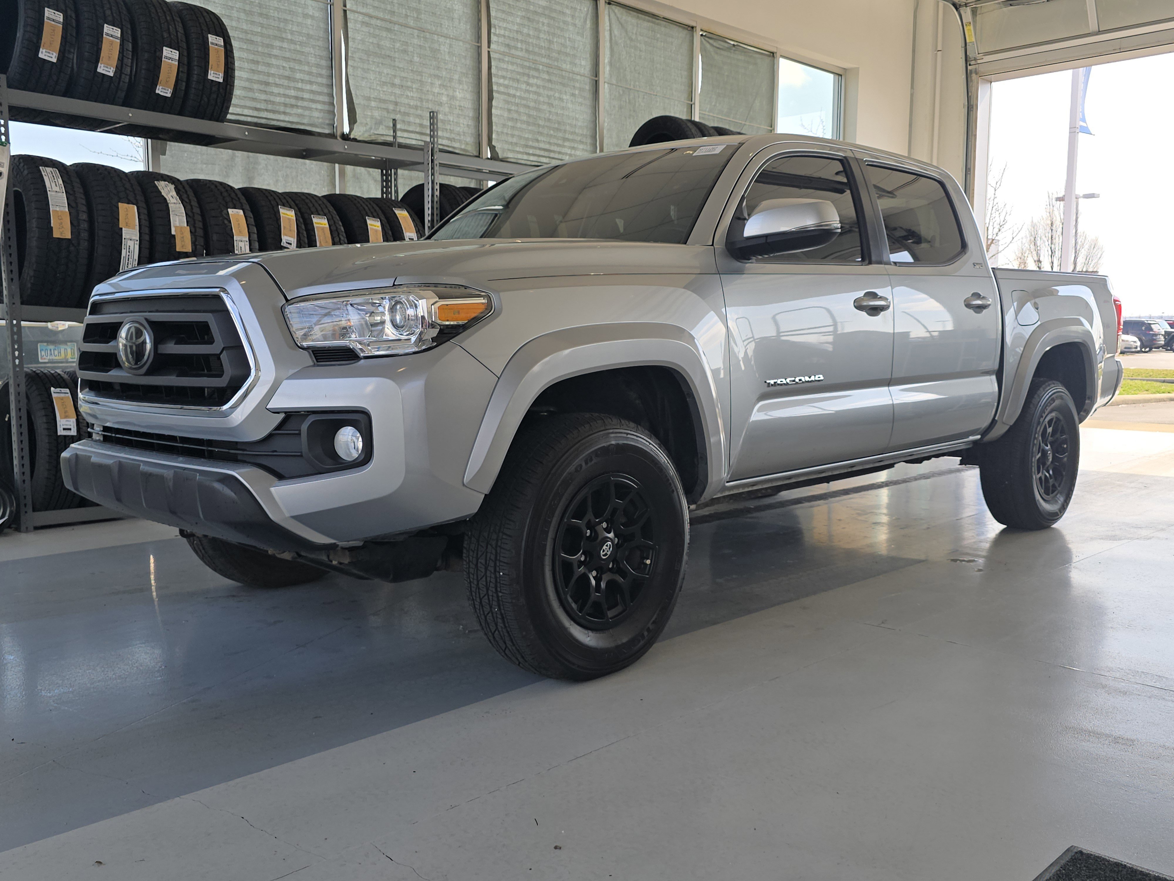 Used 2022 Toyota Tacoma SR5 w/ Technology Package image 4