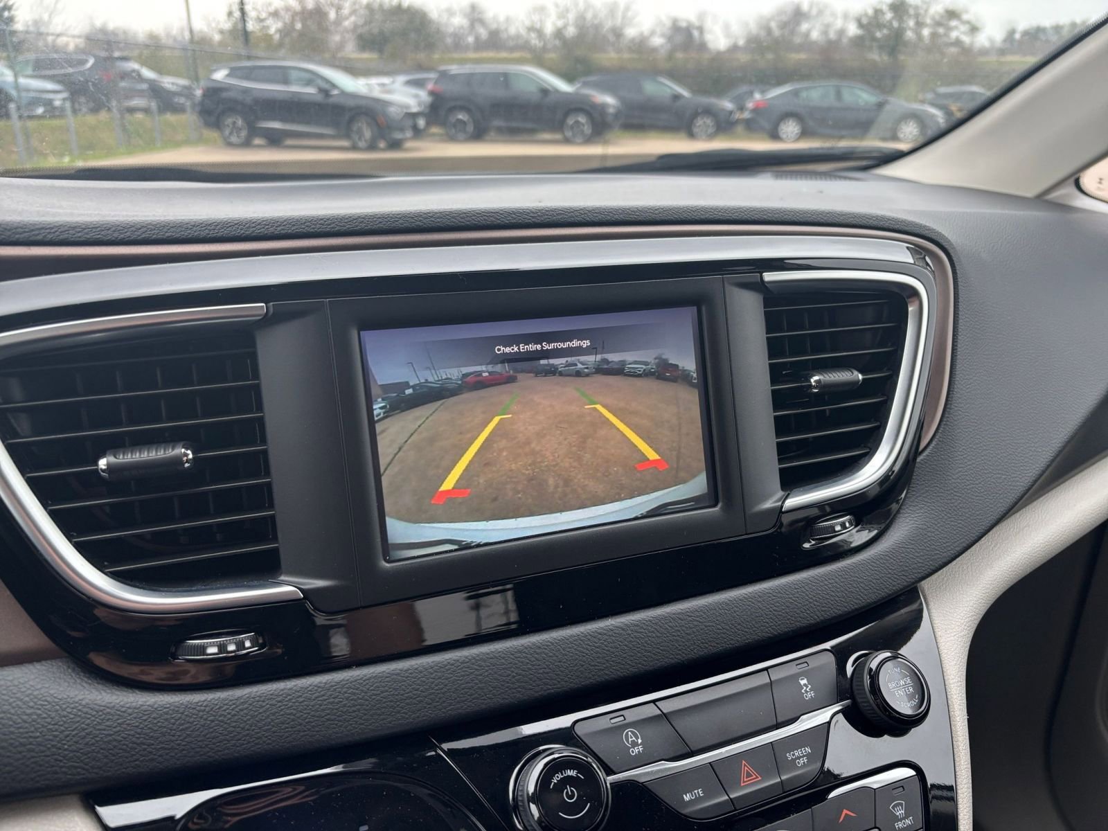 Used 2023 Chrysler Voyager LX image 25