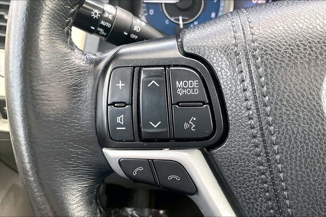 Used 2019 Toyota Sienna XLE w/ XLE Navigation Package image 18