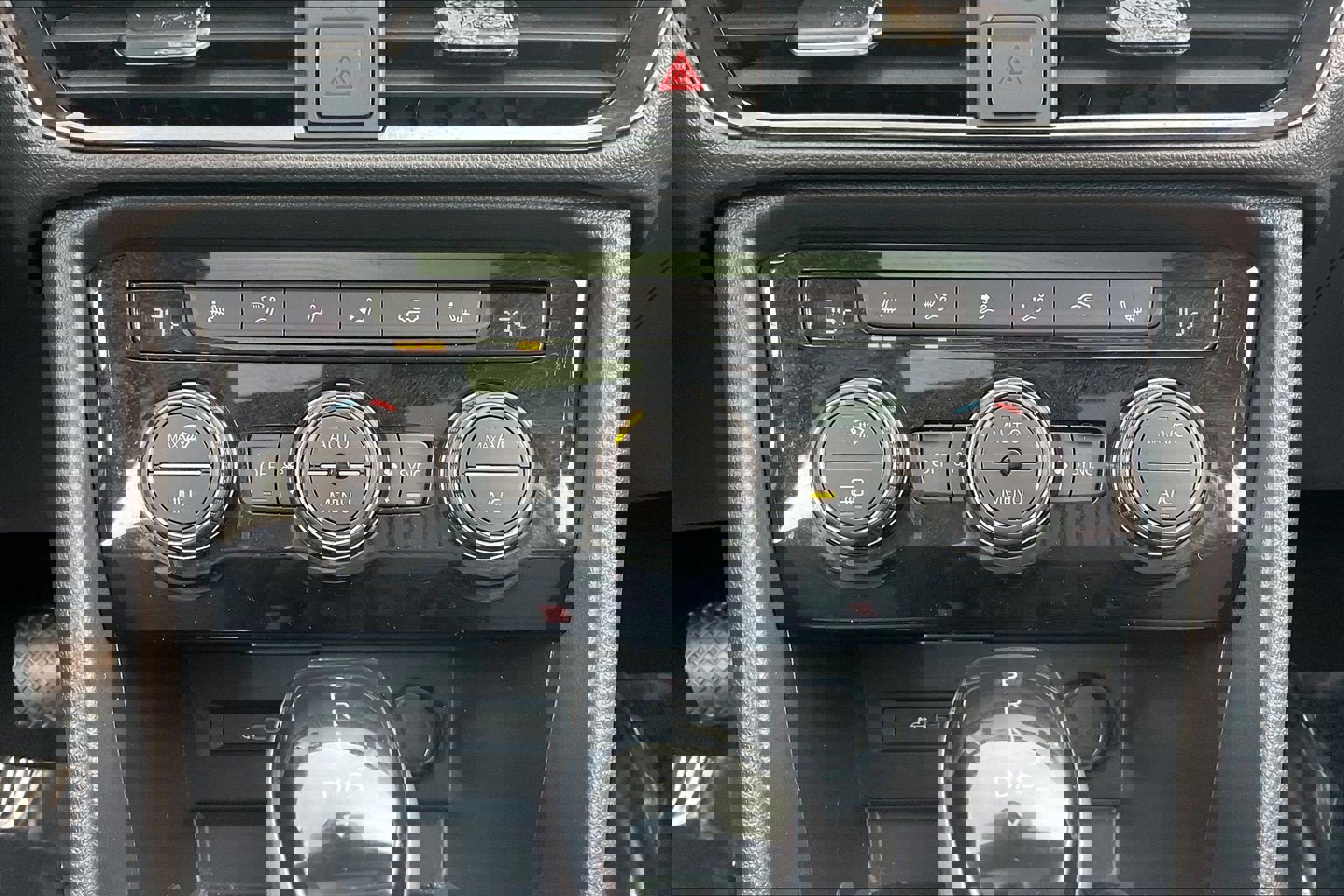 Used 2024 Volkswagen Taos SE image 38