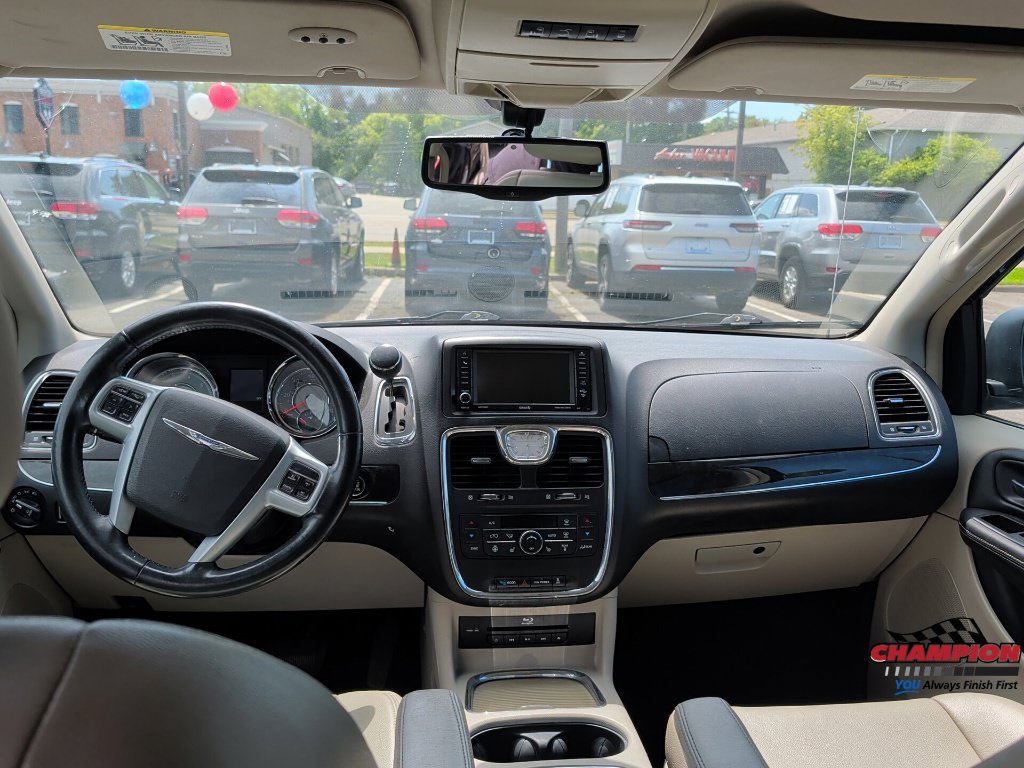 Used 2014 Chrysler Town & Country Touring-L w/ Driver Convenience Group FWD image 30