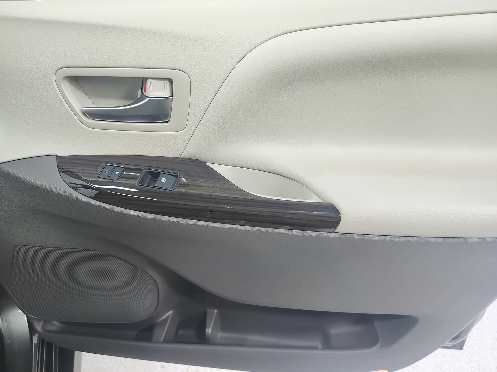 Used 2020 Toyota Sienna XLE Premium FWD image 44