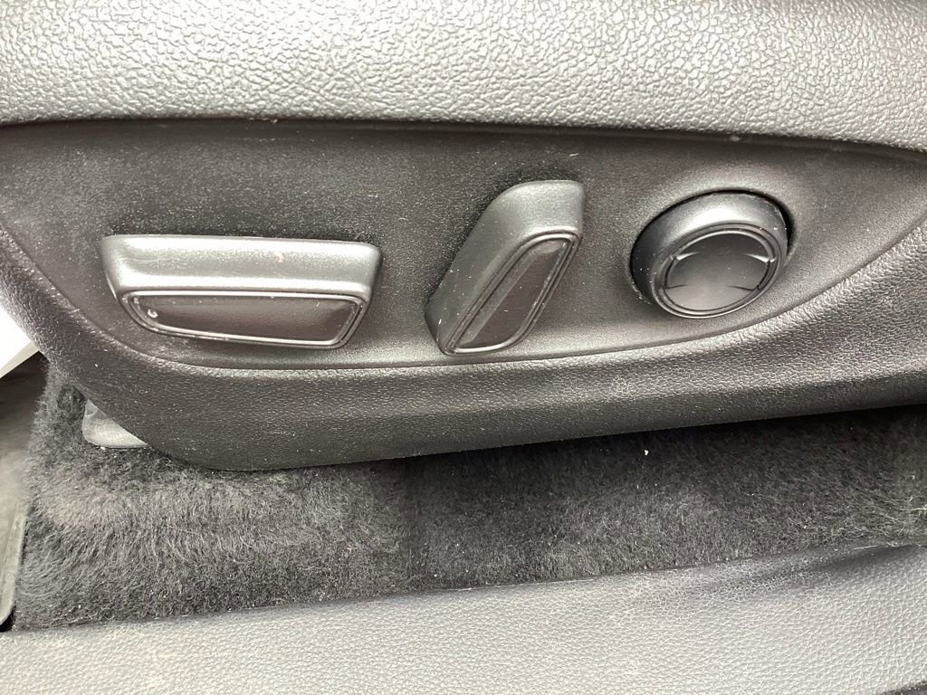 Used 2021 Toyota Highlander XLE AWD/4WD image 19