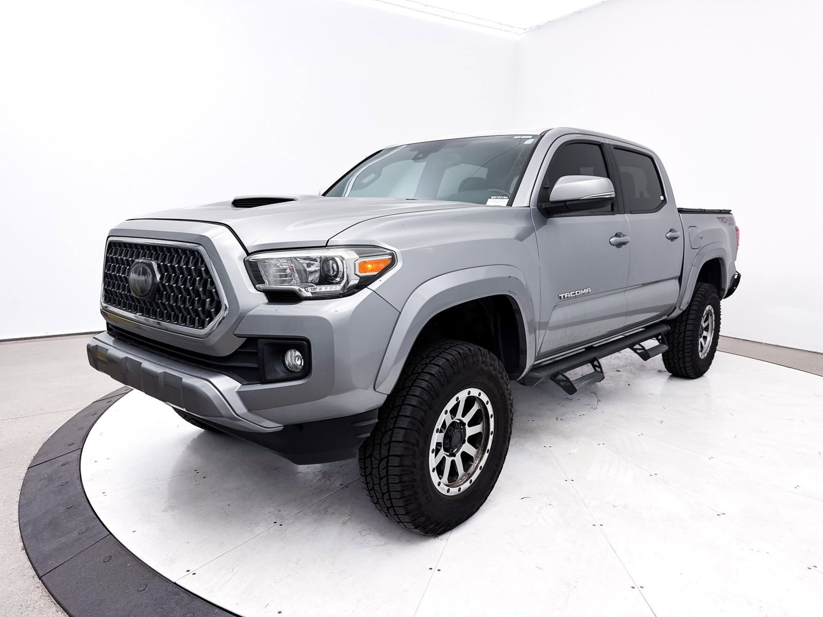 Used 2018 Toyota Tacoma TRD Sport w/ Technology Package AWD/4WD image 9