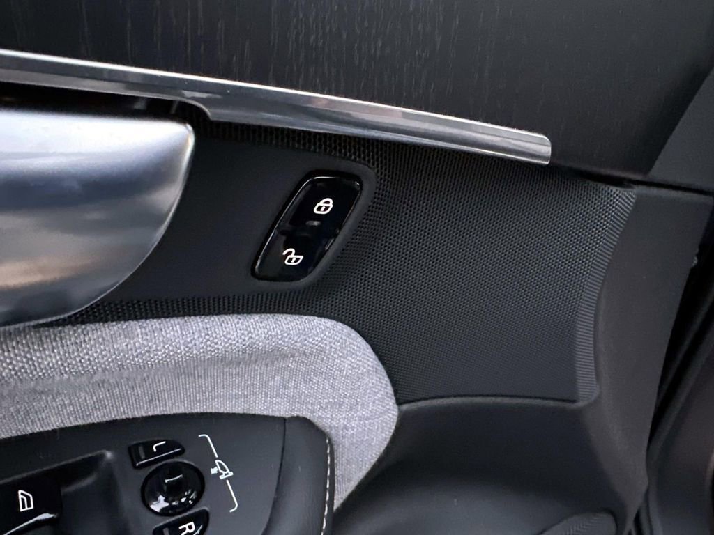 Used 2025 Volvo XC90 T8 Ultra image 13