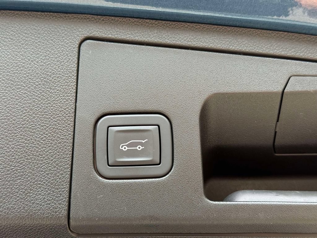 Used 2025 Cadillac XT4 Premium Luxury FWD image 18