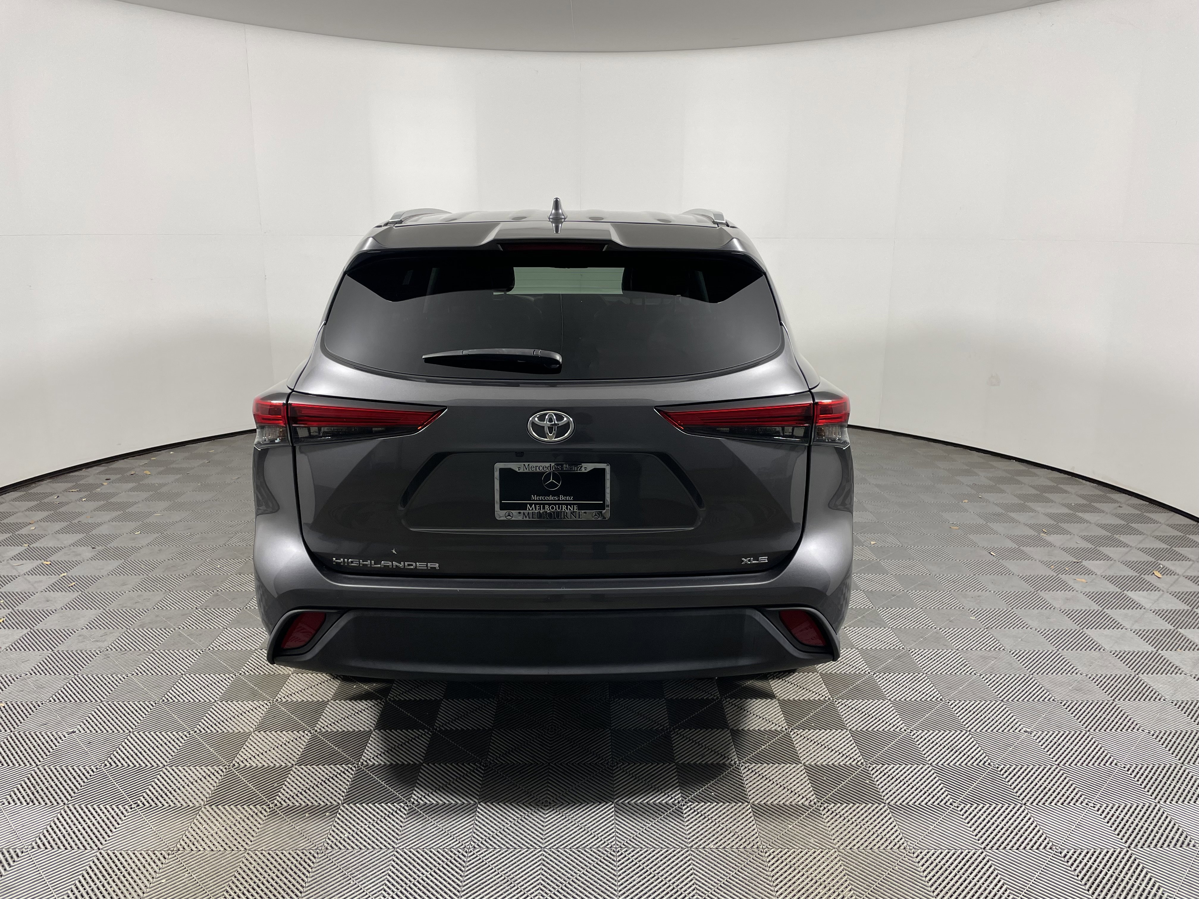 Used 2023 Toyota Highlander XLE image 4