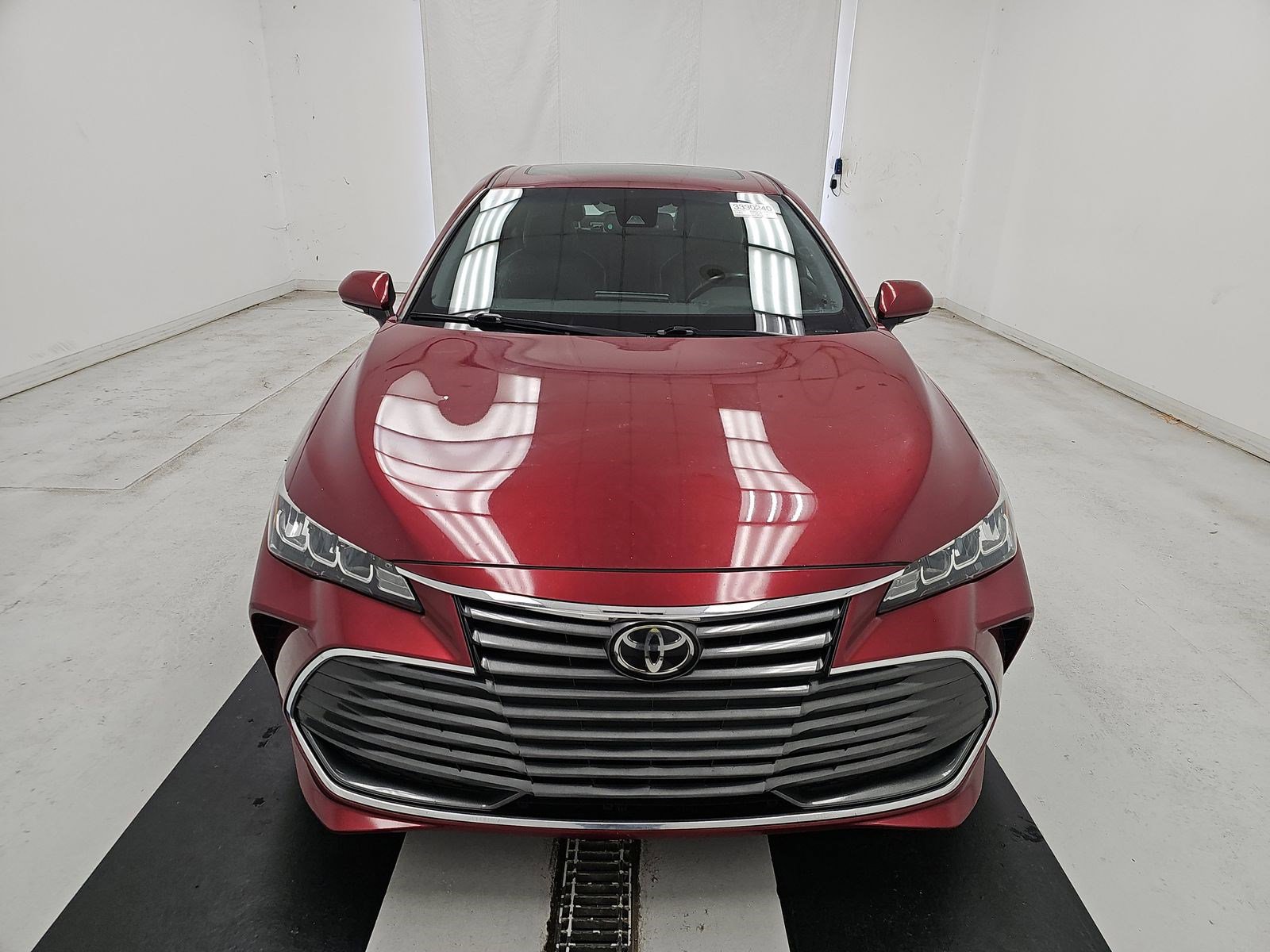 Used 2019 Toyota Avalon XLE w/ Moonroof Package image 2