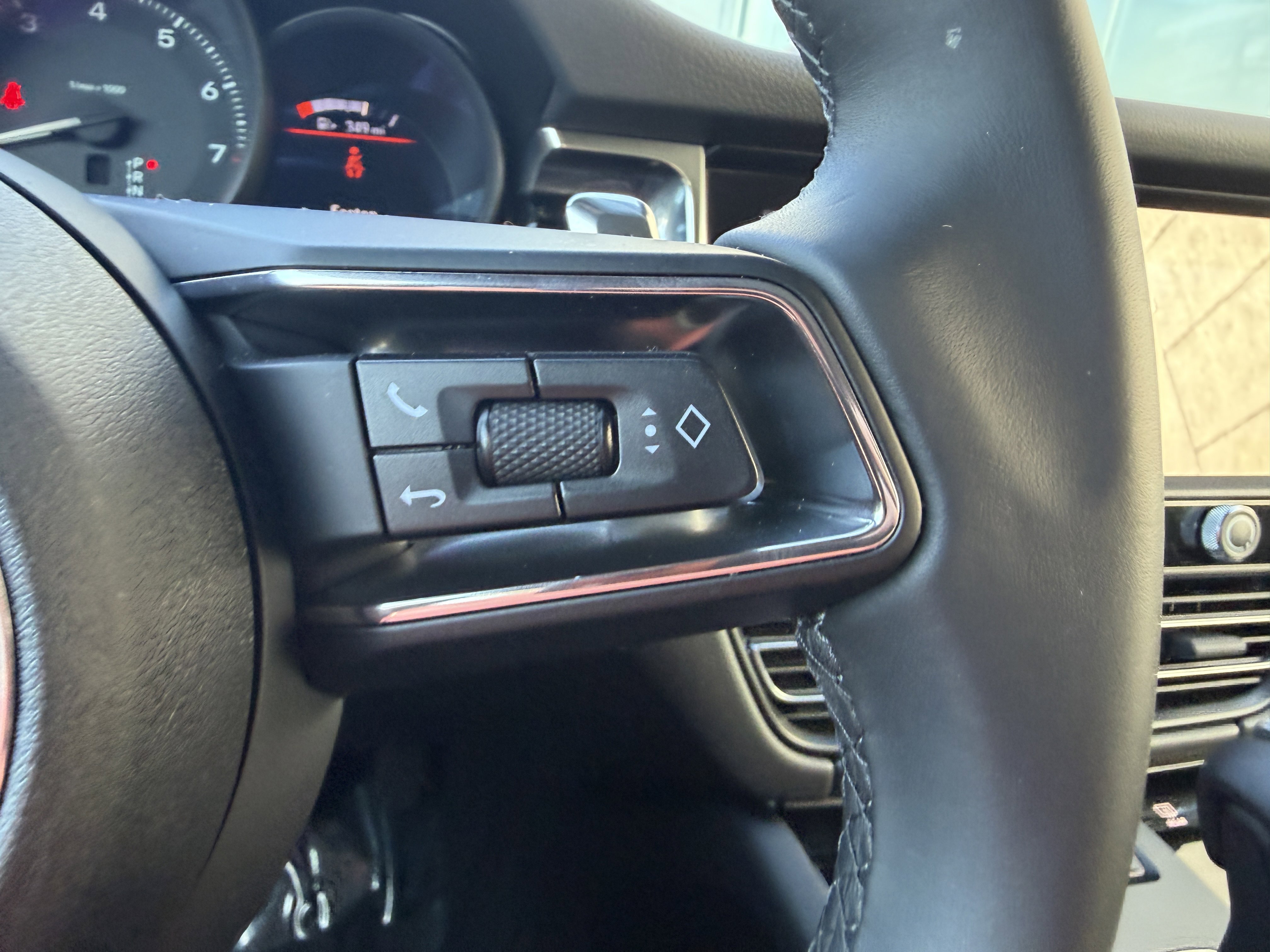 Used 2025 Porsche Macan image 34