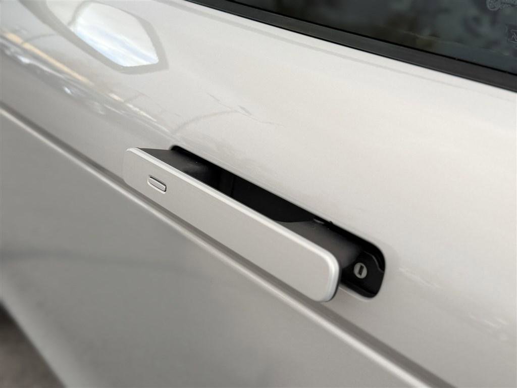 Used 2020 Land Rover Range Rover Evoque R-Dynamic SE image 12