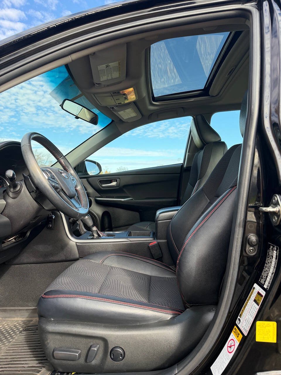 Used 2016 Toyota Camry SE w/ Moonroof Package FWD image 10