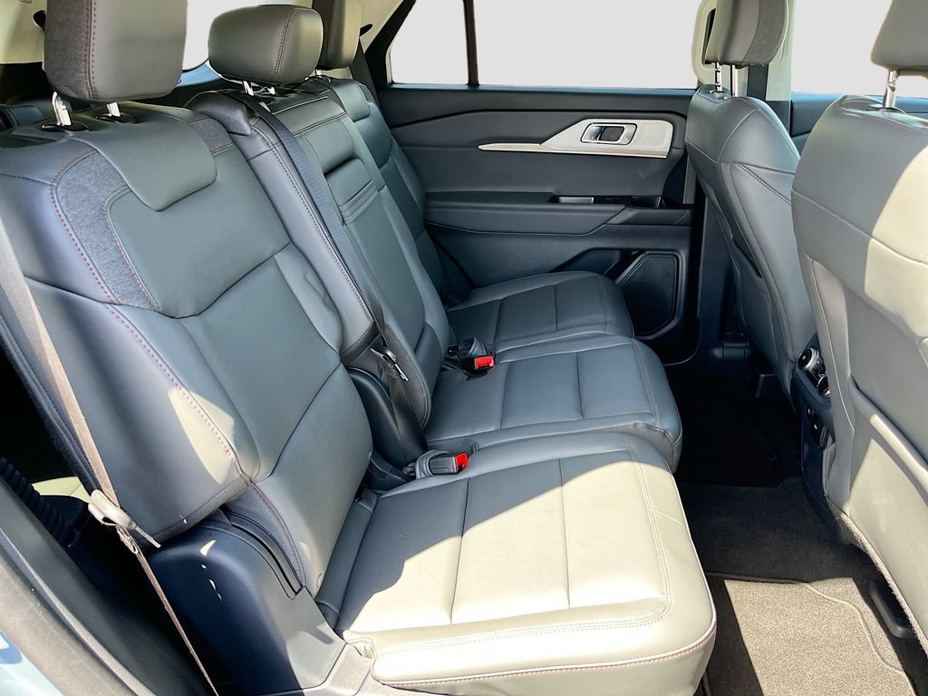 Used 2025 Ford Explorer Active AWD/4WD image 27