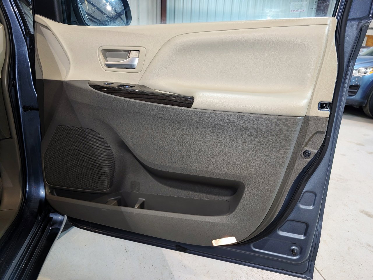 Used 2017 Toyota Sienna XLE image 28