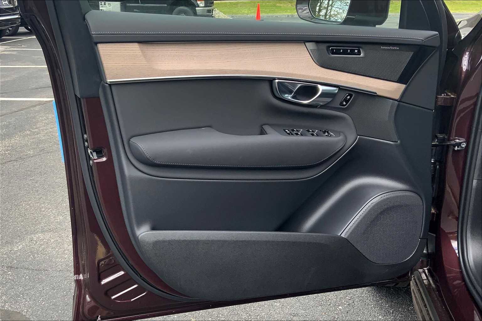 New 2025 Volvo XC90 B5 Plus image 11