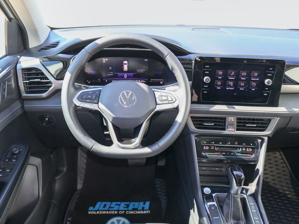 Certified 2025 Volkswagen Taos SE FWD image 17