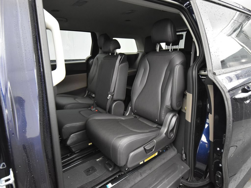 New 2026 Kia Carnival FWD image 9