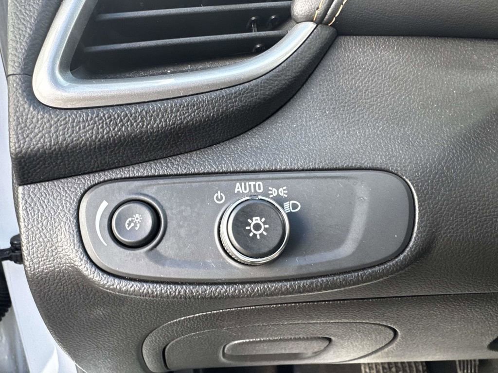 Used 2021 Chevrolet Trax LT w/ LT Convenience Package image 19