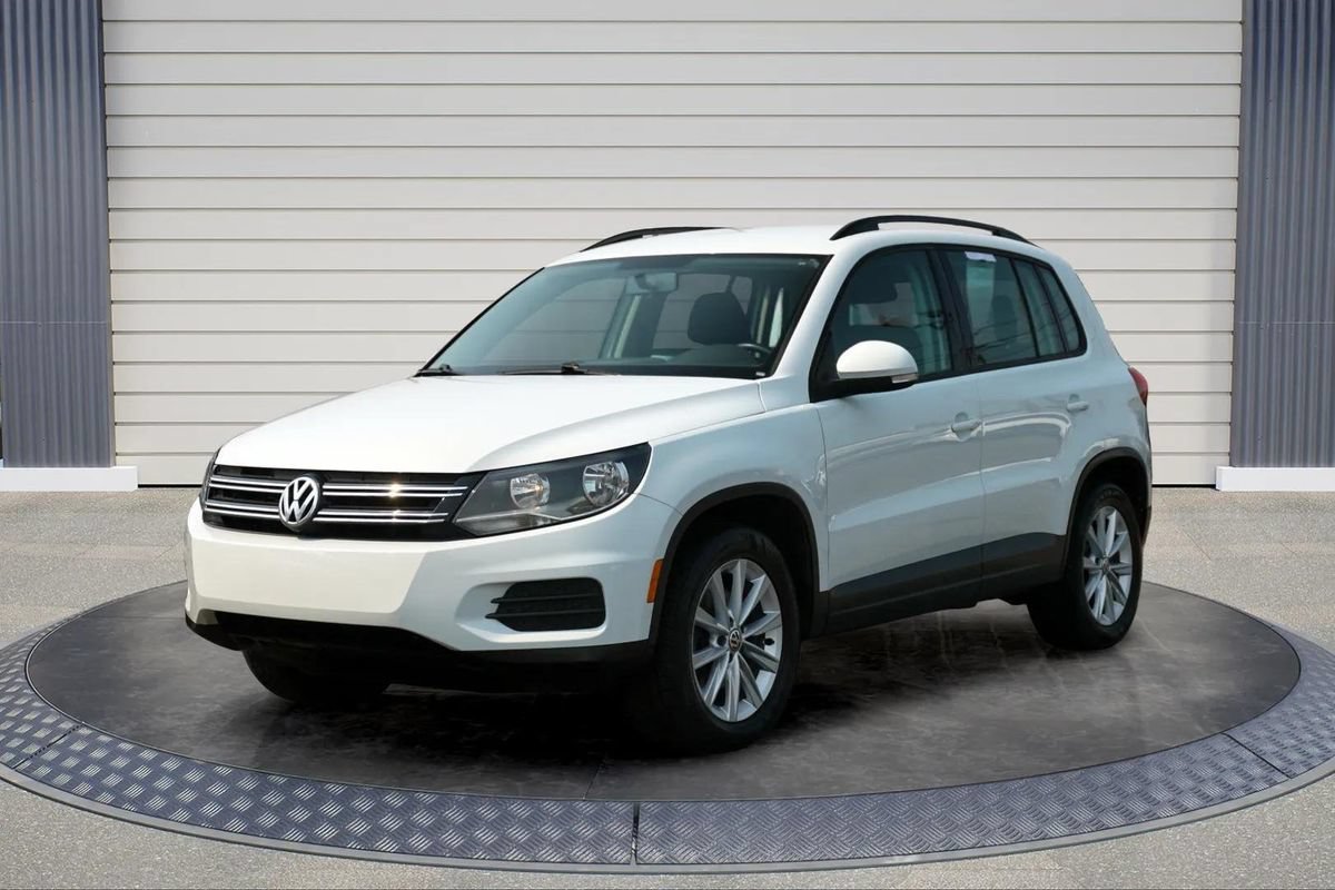 Used 2017 Volkswagen Tiguan Limited w/ Premium Package AWD/4WD image 3