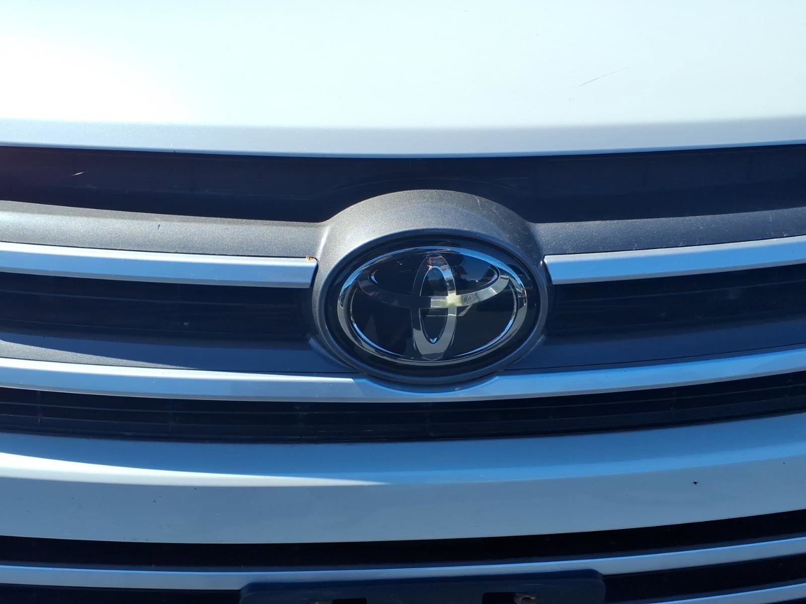 Used 2018 Toyota Highlander XLE AWD/4WD image 12