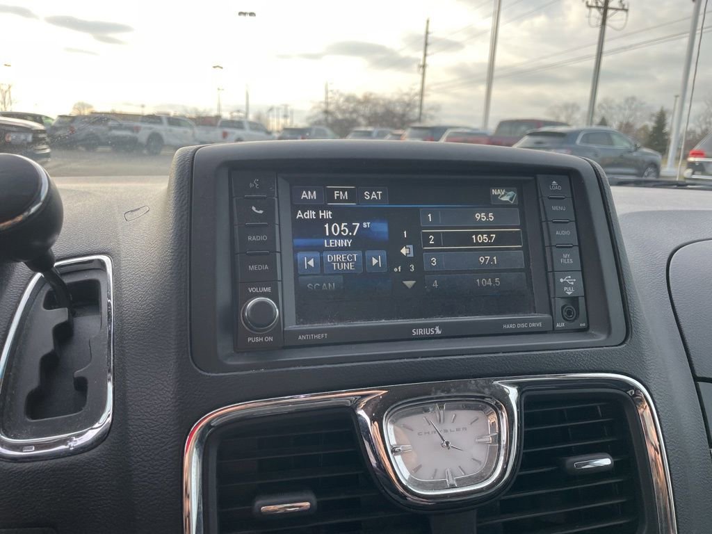 Used 2014 Chrysler Town & Country Touring image 22