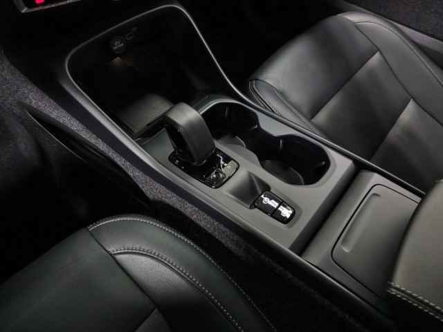 Certified 2025 Volvo XC40 B5 Core image 30