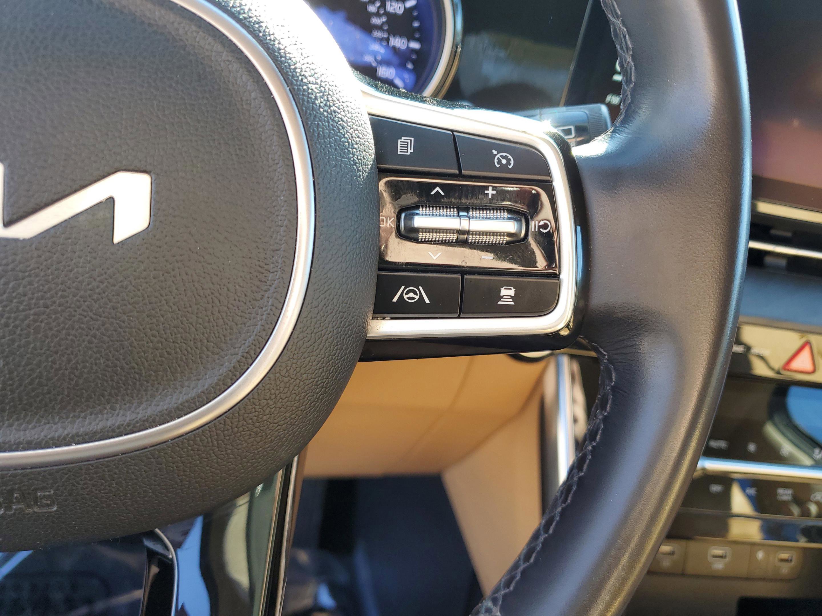 Certified 2023 Kia Carnival EX image 28