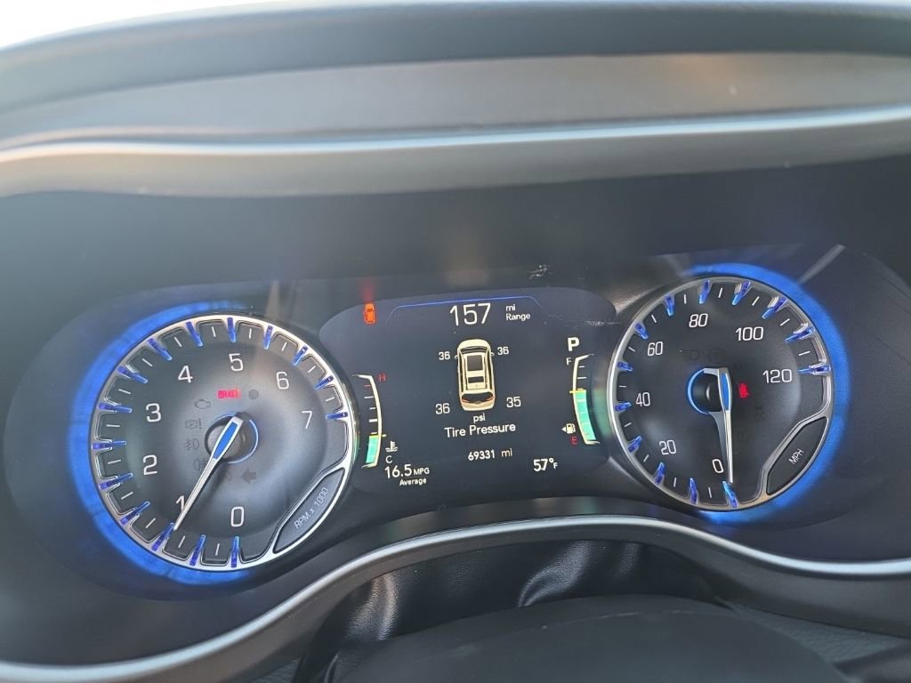Used 2024 Chrysler Pacifica Touring-L FWD image 11
