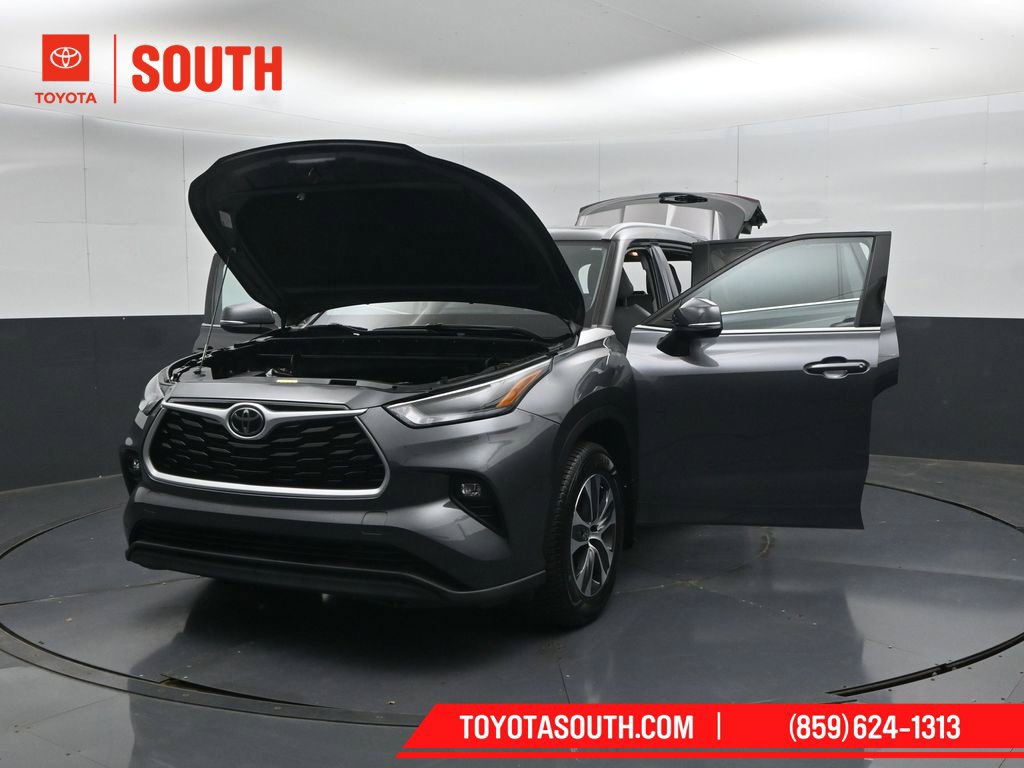 Used 2022 Toyota Highlander XLE AWD/4WD image 60