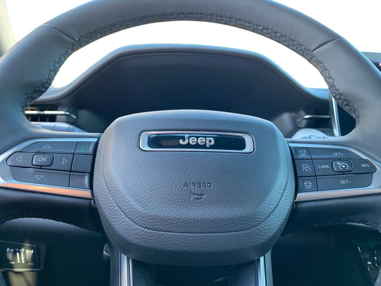 Used 2025 Jeep Compass Limited image 28