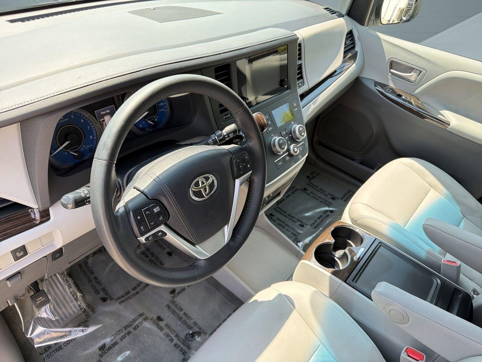 Used 2015 Toyota Sienna XLE image 4