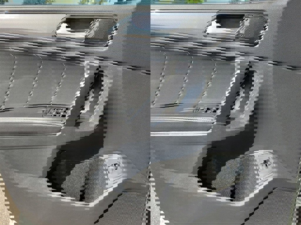 Used 2024 Volkswagen Tiguan SE image 15