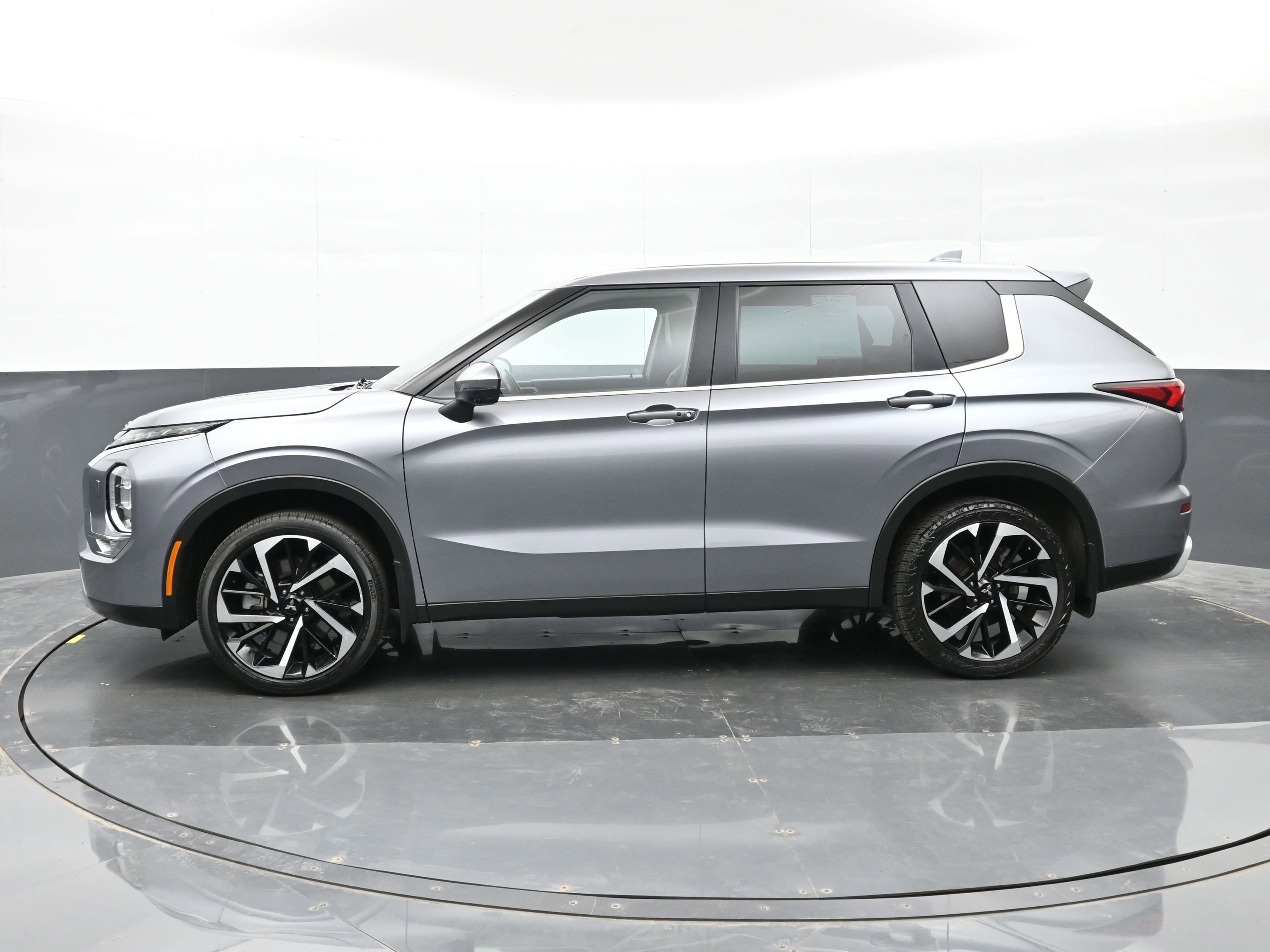 Used 2023 Mitsubishi Outlander SE image 9