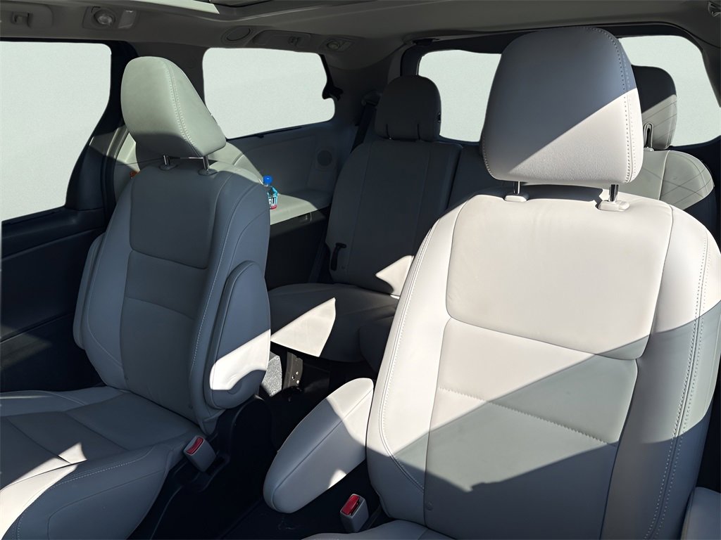 Used 2020 Toyota Sienna Limited Premium image 11