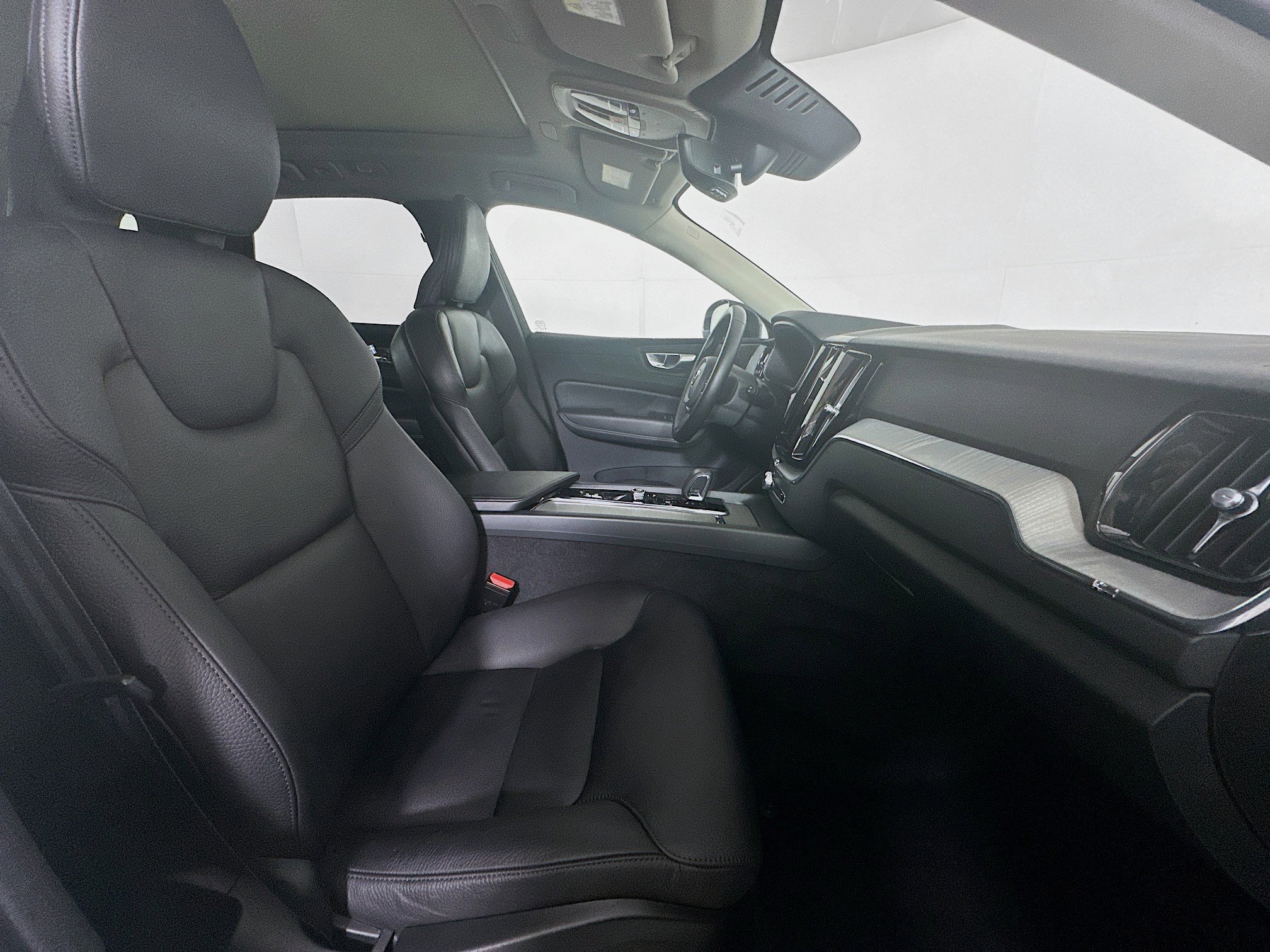 Used 2025 Volvo XC60 B5 Plus image 32