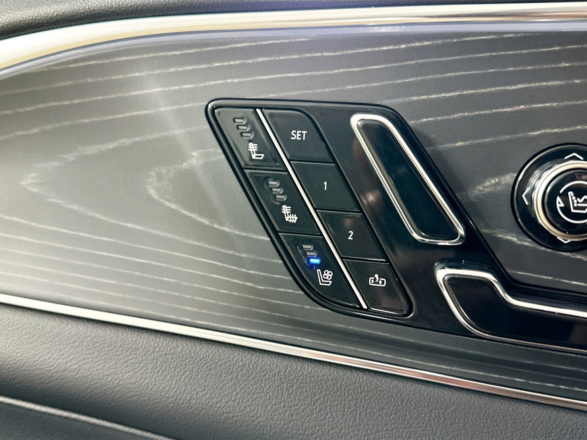 Used 2024 Cadillac Lyriq Luxury w/ LPO, Floor Liner Package image 34