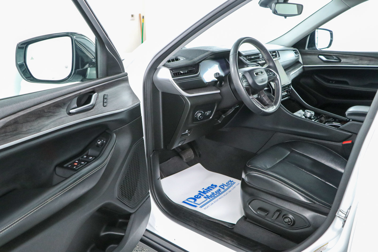 Used 2023 Jeep Grand Cherokee Limited AWD/4WD image 3