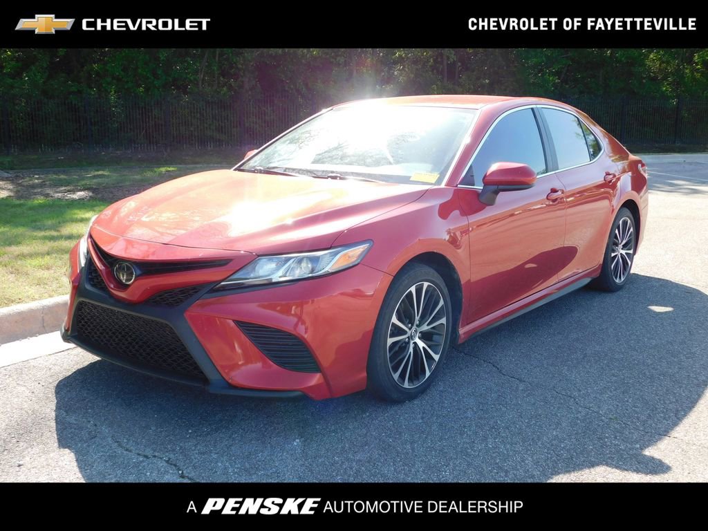 Used 2020 Toyota Camry SE image 1