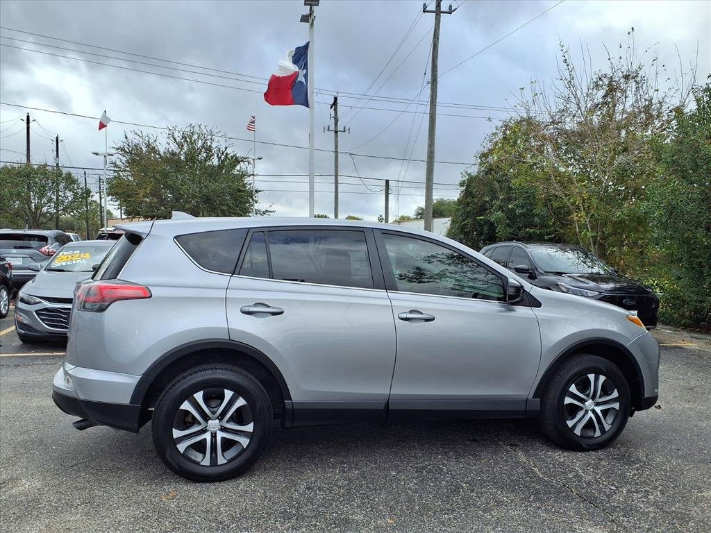 Used 2018 Toyota RAV4 LE image 21